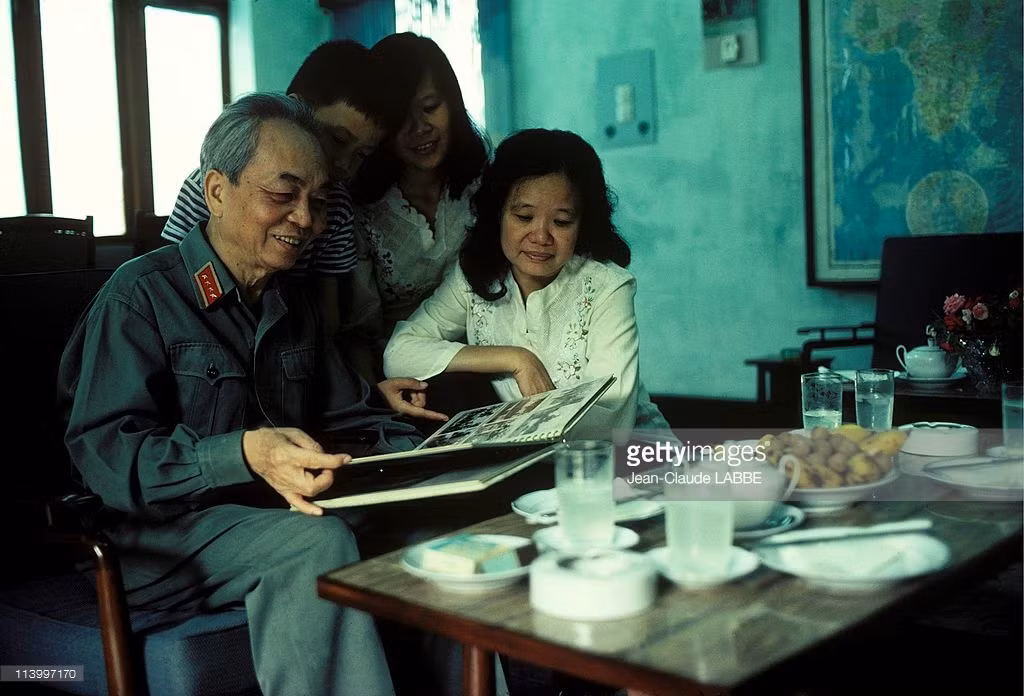 Đại tướng cùng gia đình quây quần xem album ảnh gia đình.