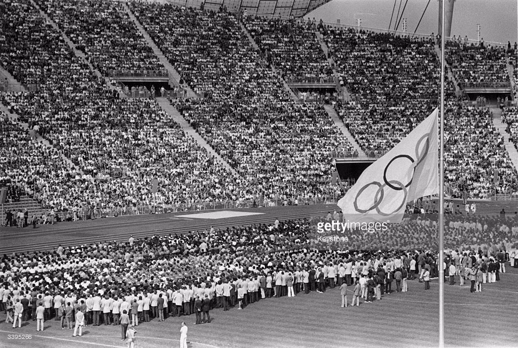 Sau vụ khủng bố, Cảnh sát Đức đã bị chỉ trích nặng nề vì không đảm bảo an ninh cho Olympic Munich 1972. Dù vậy, Olympic chỉ bị gián đoạn một thời gian và khởi động trở lại sau lễ an táng 11 nạn nhân. Ảnh: Lá cờ Olympic kéo một nửa theo nghi thức cờ rủ trong lễ tưởng niệm các vận động viên Israel bị sát hại, ngày 6/9/1972.