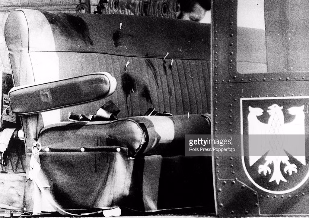 Tuy nhiên, những kẻ khủng bố đã phát hiện ra kế hoạch của cảnh sát. Chúng bắn trả dữ dội, rồi quay sang bắn chết 9 vận động viên bị bắt làm con tin. Cuộc giải cứu đã thất bại hoàn toàn. Ảnh: Cảnh tượng bên trong chiếc máy bay sau vụ thảm sát vận động viên Israel.