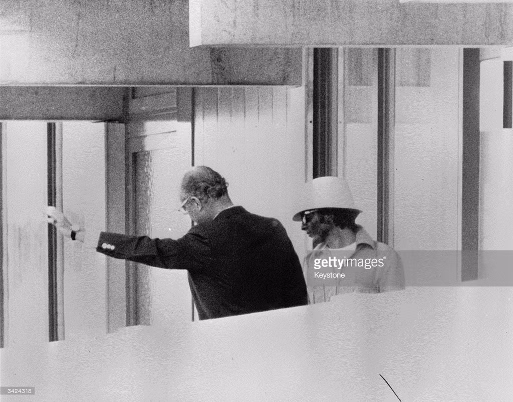 Trong quá trình đàm phám, do chính phủ Israel không đáp ứng yêu sách, bọn khủng bố đã giết chết hai con tin để dằn mặt. Ảnh: Quan chức Đức thương thảo với một tên khủng bố.