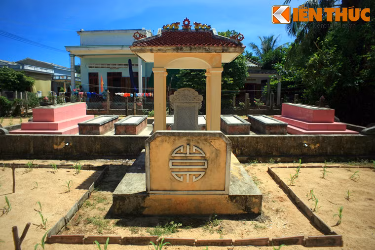 Thôn Đông cũng là nơi đặt ngôi mộ gió của cai đội Trưởng Hoàng Sa Phạm Quang Ảnh. Theo sử nhà Nguyễn, năm 1815 vua Gia Long giao cho Phạm Quang Ảnh dẫn theo một đội quân gồm 70 người từ Cù Lao Ré (đảo Lý Sơn) đi đến Hoàng Sa và Bắc Hải để xem xét, đo đạc thủy trình, trấn giữ Biển Đông và tìm sản vật quý. Trong một lần thực thi nhiệm vụ, ông và đồng đội không bao giờ trở về. Vua Gia Long đã đích thân đến đảo Lý Sơn làm lễ chiêu hồn cho các tử sĩ.