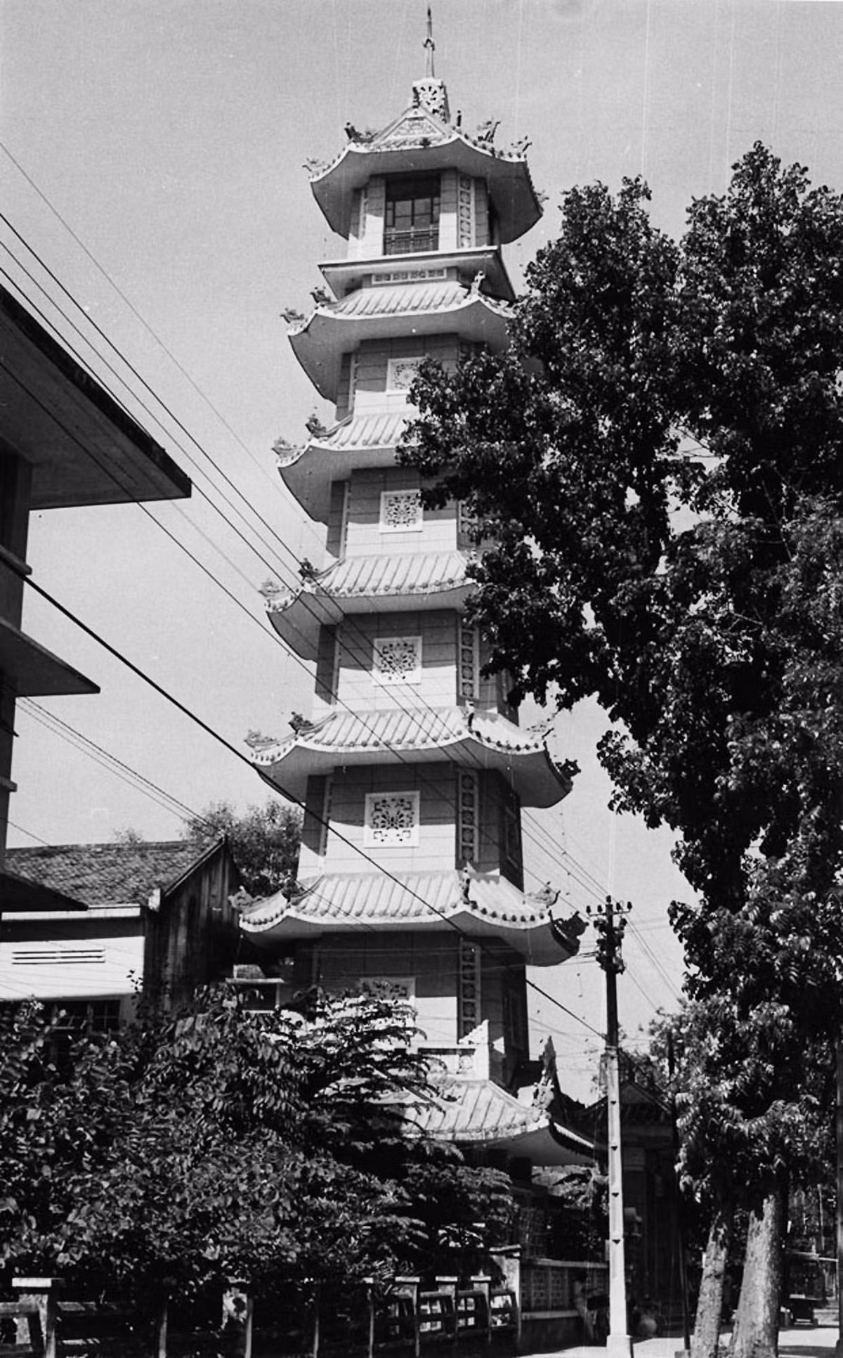 Tháp chuông bảy tầng của chùa Xá Lợi, xây dựng năm 1956.