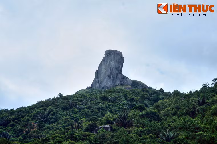 Đỉnh núi Đá Bia có độ cao tuyệt đối là 706 m, trên đỉnh mây thường xuyên che phủ khối đá Bia tạo nên cảnh quan hùng vĩ, ấn tượng.