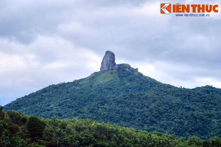 Ngọn núi này nổi tiếng với tảng đá khổng lồ dựng đứng cao khoảng 80 m trên đỉnh núi. Tương truyền, khối đá này gắn liền với nhiều câu chuyện huyền thoại lịch sử cùng những chiến công vang dội trong công cuộc mở cõi của nhà Lê.