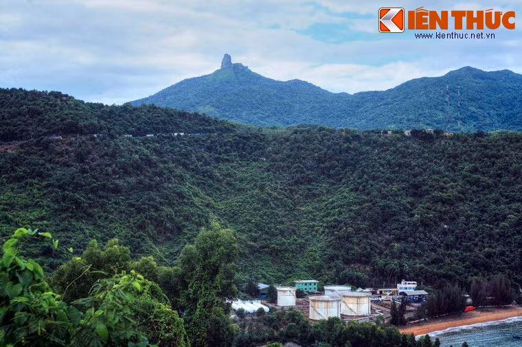 Khối đá khổng lồ trên đỉnh núi có thể được quan sát từ rất nhiều hướng khác nhau.