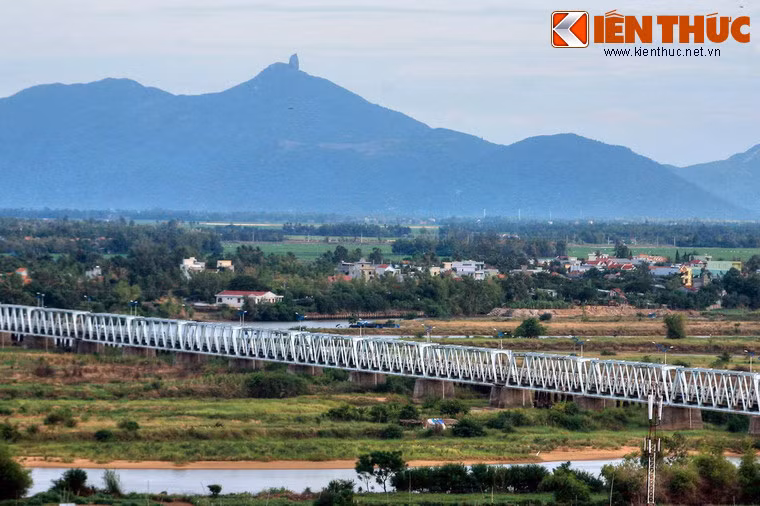 Vào ngày trời trong, có thể quan sát đỉnh Đá Bia từ thành phố Tuy Hòa cách đó hơn 20km.