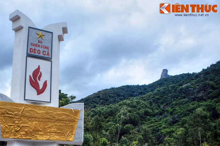 Theo sử sách, vào năm 1471, khi thân chinh cầm quân tấn công Champa, vua Lê Thánh Tông dừng tại chân núi, cho quân lính trèo lên đỉnh núi khắc chữ vào tảng đá, ghi rõ cương vực Đại Việt. Vì thế, núi được gọi là núi Đá Bia.