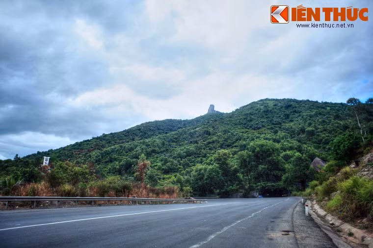 Nằm ở xã Hòa Xuân Nam, huyện Đông Hòa, tỉnh Phú Yên, núi Đá Bia (tên chữ là Thạch Bi Sơn, dân gian gọi là Núi Ông) là ngọn núi cao nhất trong khối núi Đại Lãnh thuộc dãy núi Đèo Cả.