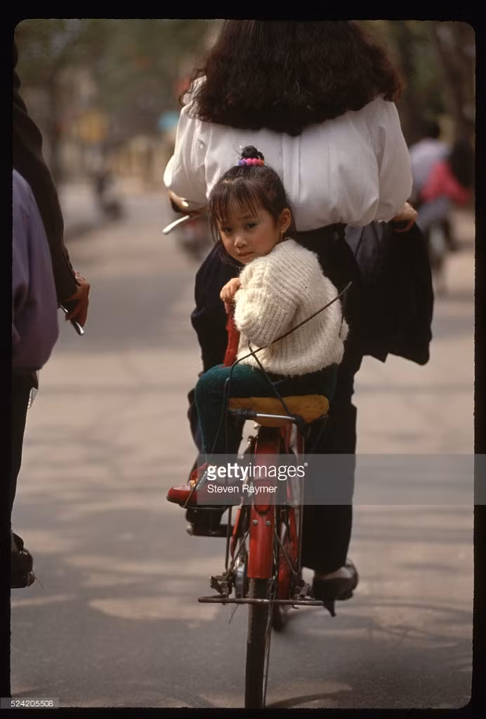 Em bé trên xe đạp ở phố cổ Hà Nội.