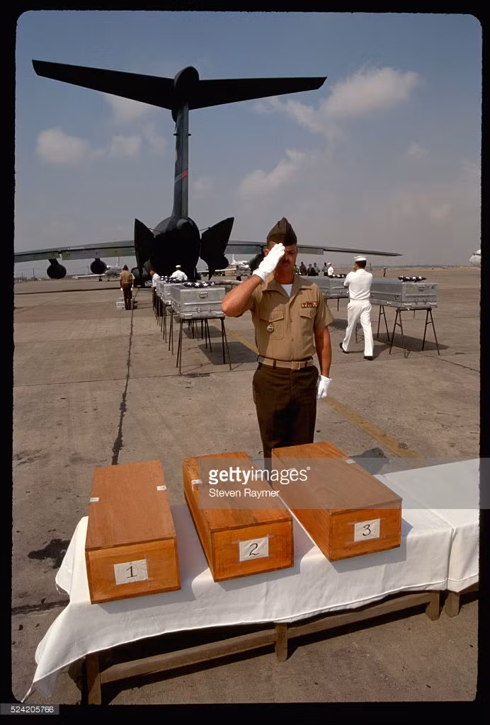 Quân nhân Mỹ thực hiện nghi thức trước khi đưa hài cốt cựu binh Mỹ về nước tại sân bay Nội Bài, Hà Nội năm 1994.
