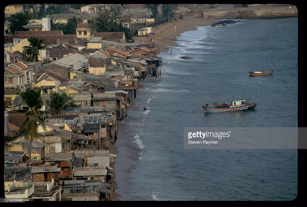 Làng chài cạnh một bãi biển gần Nha Trang.