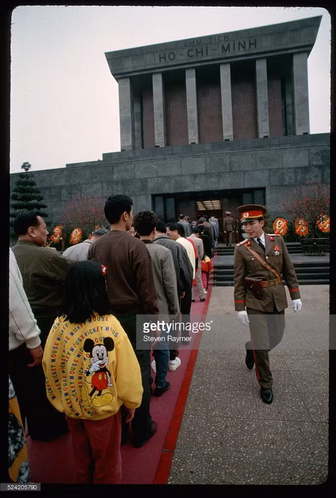 Dòng người xếp hàng vào viếng lăng Bác Hồ.