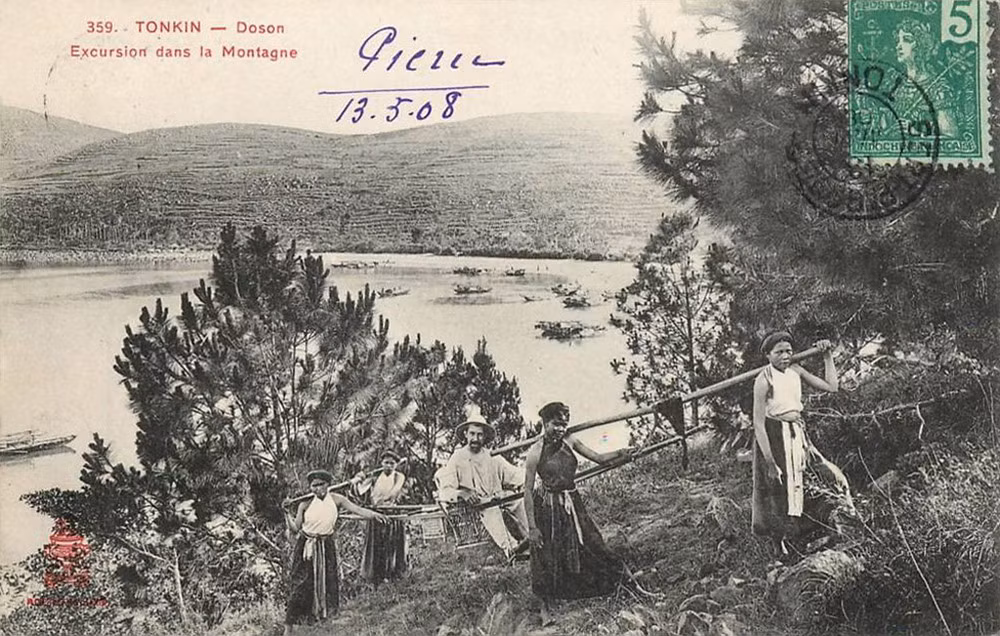 Ông quan người Pháp khám phá một quả núi ở Đồ Sơn trên ghế kiệu do những người phụ nữ bản địa khiêng.