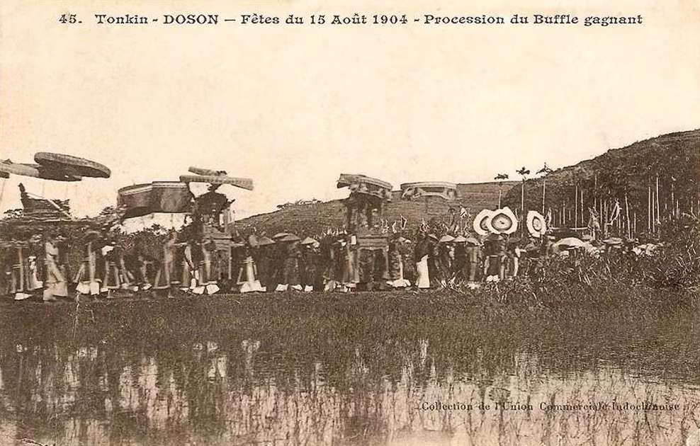 Đám rước trong lễ hội chọi trâu Đồ Sơn năm 1904.