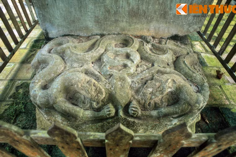 Bia cao 2,88m, rộng 1,40m và dày 0,29cm, đặt trên đế đá chạm rồng, hình chạm khắc và hoa văn trang trí trên bia mang đậm phong cách thời Lý, đã được công nhận là Bảo vật quốc gia của Việt Nam.