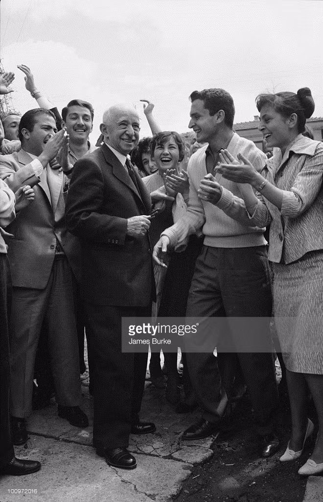 Sau đảo chính, Tổng thống Celal Bayar, Thủ tướng Adnan Menderes và các quan chức chính phủ khác bị bắt giữ và xét xử vì tội phản quốc. Thủ tướng Menderes sau đó bị treo cổ. Ảnh: Tướng Ismet İnönü - cựu Tổng thống Thổ Nhĩ Kỳ và là một nhân vật đứng về phe đảo chính - mỉm cười khi chào những người ủng hộ trên đường phố.