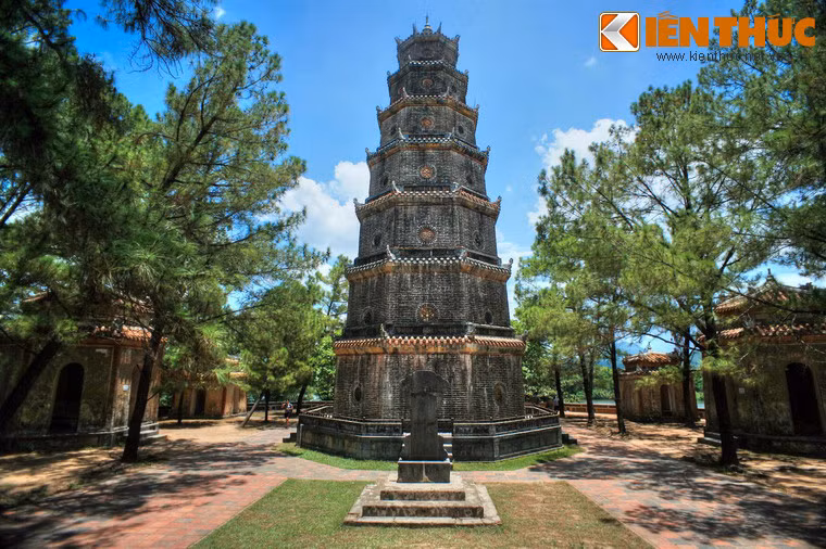 Bảy tầng tháp thờ 7 vị Phật khác nhau, theo thứ tự từ dưới lên là Phật quá khứ Tì Bà Thi; Phật Thi Khi; Phật Thi Xá Phù; Phật câu Lưu Tôn; Phật Câu Na Hàm Mâu Ni; Phật Ca Diếp. Tầng trên cùng thờ Trung Nhiên Điều Ngự Bổn Sư Thích Ca Mâu Ni Văn Phật; đứng hầu hai bên là Tôn Giả Ca Diếp và Tôn Giả An Nan.