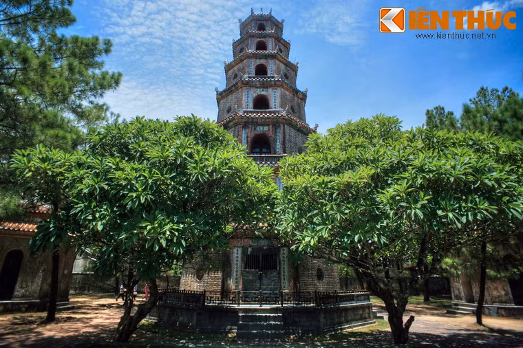 Theo sử sách, tháp được xây dựng ở phía trước chùa Thiên Mụ vào năm 1844, nhân ngày lễ bát tuần của Thái Hoàng Thái Hậu Nhân Tuyên Tử Khánh (bà nội của vua Thiệu Trị, cũng là người nuôi dưỡng vua Thiệu Trị, vì mẹ của vua mất sau khi sinh 13 ngày).