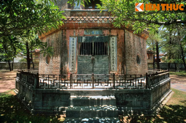 Cửa tháp thường xuyên khoá kín. Hằng năm, tháp chỉ mở chốc lát vào dịp Tết Nguyên đán và đại lễ Phật đản, với sự túc trực của người giữ phận sự. Bởi vậy, nội thất bảo tháp vẫn là điều "bí ẩn" của hầu hết mọi người. Theo dân gian đồn đại, một nguyên nhân khiến tháp đóng kín cửa là để bảo vệ bức tượng Phật bằng vàng khối ở đỉnh tháp.