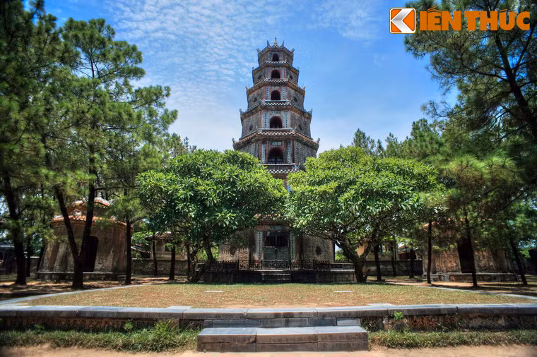 Phía trước tháp trước kia có đình Hương Nguyện, trên nóc đặt Pháp luân (bánh xe Phật pháp, biểu tượng Phật giáo. Pháp luân đặt trên đình Hương Nguyện quay khi gió thổi). Trận bão năm 1904 đã làm ngôi đình bị sụp đổ hoàn toàn, nay vẫn còn dấu tích nền móng.