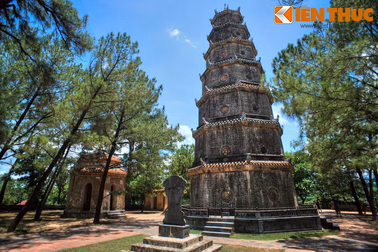 Hai bên tháp có hai nhà tứ giác, đặt hai tấm bia đời Thiệu Trị. Sâu vào bên trong là hai nhà lục giác, một nhà để bia và một nhà để quả chuông đúc đời chúa Nguyễn Phúc Chu.