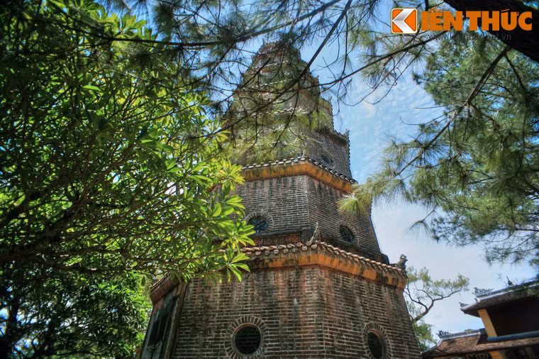 Tháp Phước Duyên cao 21 m, gồm 7 tầng, xây theo hình khối bát giác (có 8 mặt). Bên trong tháp, từ tầng thứ 2 trở lên đỉnh có bậc thang đi lên theo hình xoắn ốc.