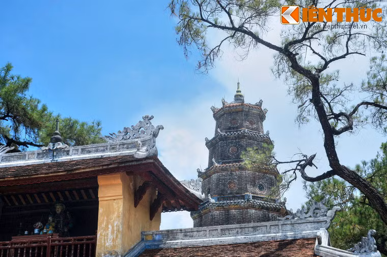 Nét đáng chú ý trong kiến trúc của tháp là các chi tiết trang trí bằng pháp lam - sản phẩm cao cấp phủ men màu đa sắc lên cốt kim loại - chỉ tồn tại ở Huế từ đời Minh Mạng đến đời Tự Đức. Đó là các hình ngọn lửa nơi góc đao mái mỗi tầng, và nhất là bình cam lồ bằng đồng trên đỉnh tháp.