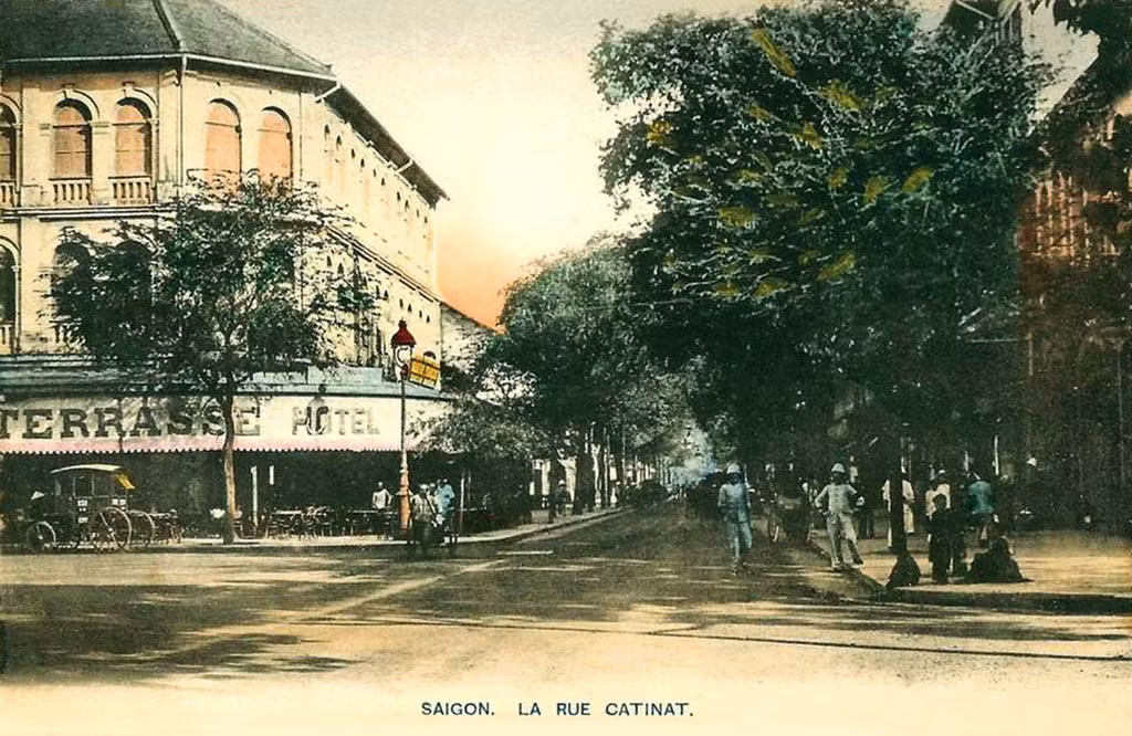 Đường Catinat (nay là đường Đồng Khởi) ở Sài Gòn - thủ phủ xứ Nam Kỳ 100 năm trước.
