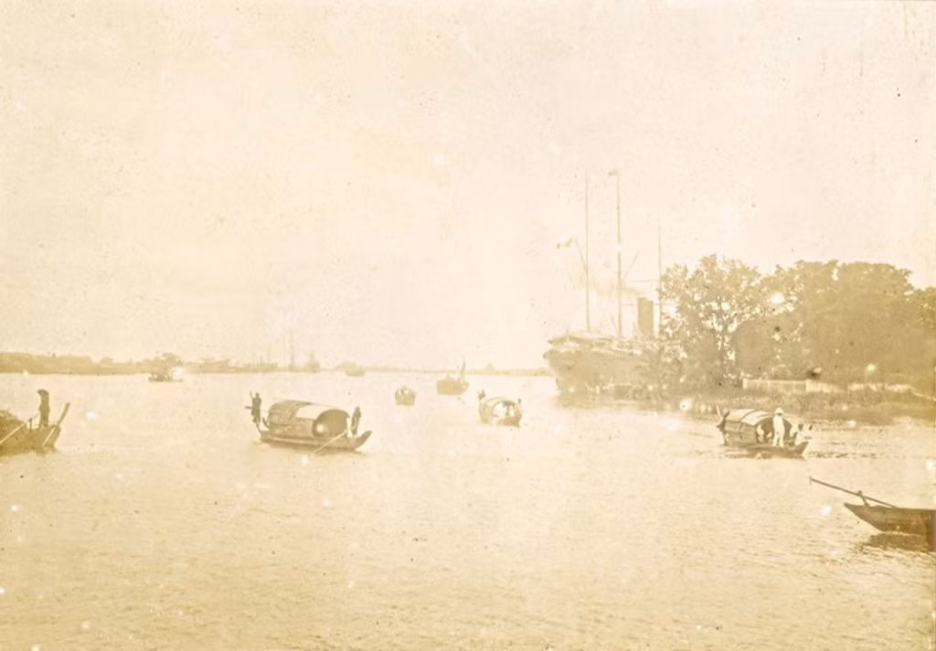 Trên sông Sài Gòn.