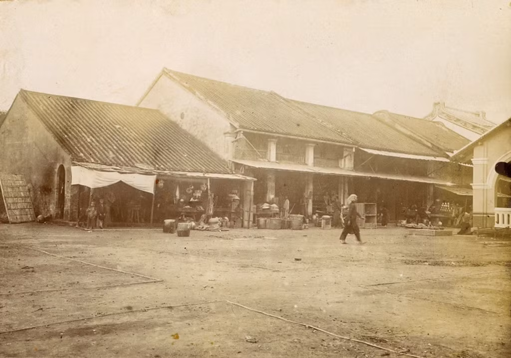 Một khu chợ trước giờ họp.