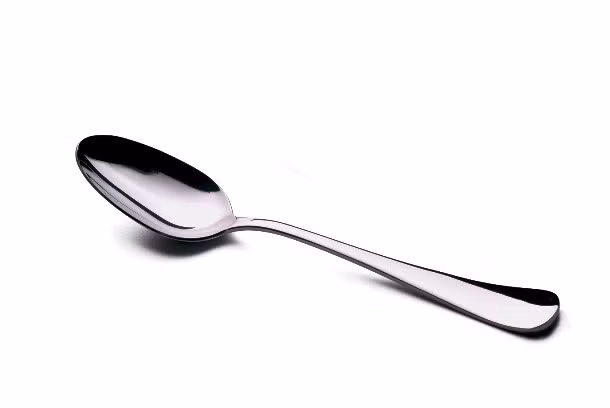 Vụ án mạng liên quan tới thìa xảy ra tại Anh khi tên trộm Richard Clare định cướp tài sản của Timothy Magee, một người tàn tật. Hắn đã dùng thìa nhỏ để đánh vào gáy của Magee bằng lực mạnh, khiến nạn nhân vỡ động mạch và tử vong sau đó.