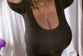 Donna Lang - một phụ nữ 51 tuổi tại thành phố Everett, bang Washington, Mỹ - đã khiến bạn trai ngạt thở giữa bộ ngực đồ sộ của cô ta trong khi say xỉn. Sau đó Donna ra tòa vì tội giết người cấp độ 2, theo The Huffington Post.