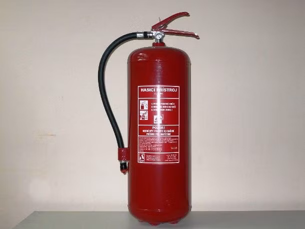 Tháng 4/2010, Drew Clark đã dùng bình cứu hỏa để tấn công bạn của anh ta tại Arnos Vale, thành phố Bristol, Anh. Clark đập liên tiếp bình cứu hỏa vào đầu bạn hai lần, khiến nạn nhân vỡ hộp sọ và tử vong hai ngày sau đó tại bệnh viện.