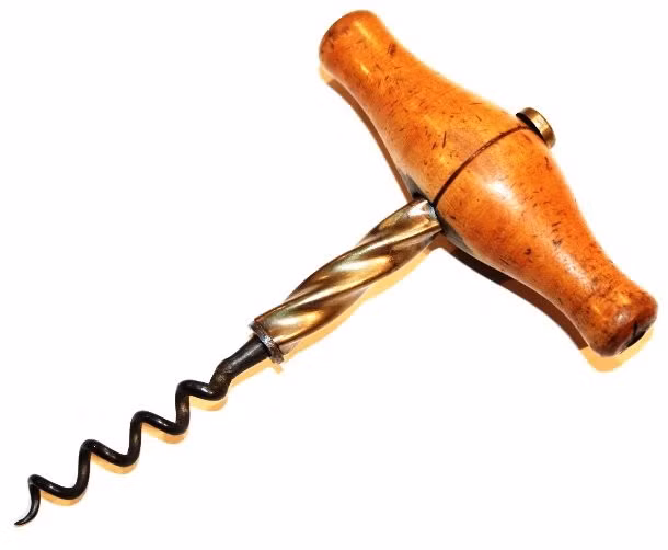 Dụng cụ mở nút chai trở thành hung khí giết người trong vụ án mạng tại Brooklyn, thành phố New York, Mỹ vào tháng 2/2008. Thủ phạm đã dùng nó để đâm vào đầu Murat St. Hilaire, 55 tuổi. Gia đình phát hiện thi thể ông trong thư thế nằm úp mặt xuống sàn phòng ngủ, trong khi hung khí vẫn ở nguyên hiện trường.