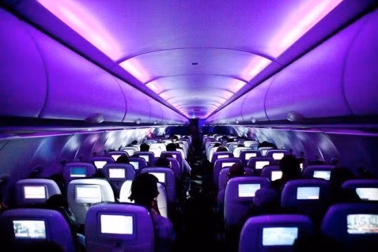 Trước khi hạ cánh vào ban đêm, phi công thường tắt toàn bộ đèn chiếu sáng trên máy bay. Đây là biện pháp “phòng xa” bởi phi hành đoàn muốn mắt của hành khách quen với bóng tối trong trường hợp họ phải sơ tán khẩn cấp sau khi hạ cánh.