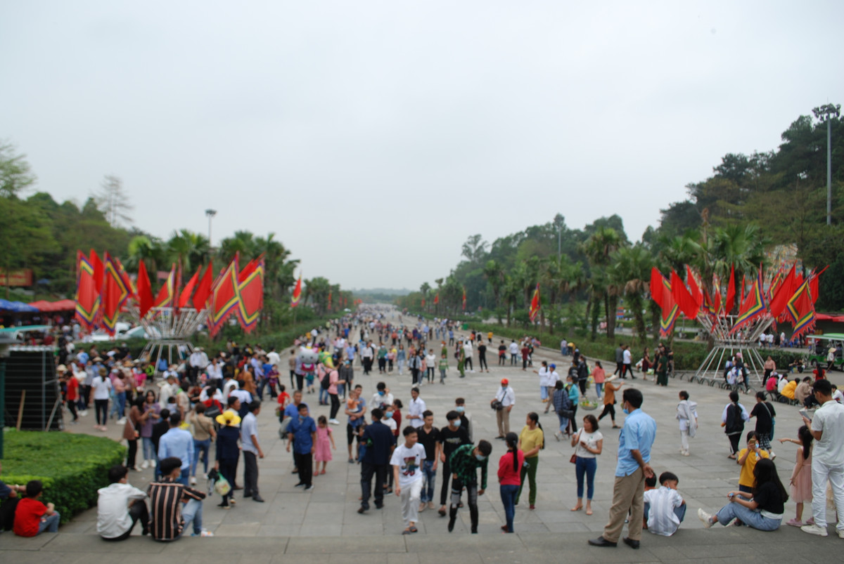 Theo ghi nhận của PV tại đền Hùng ngày 18/4, dù còn vài ngày nữa mới đến ngày Giỗ Tổ Hùng Vương (10/3 âm lịch) nhưng những ngày qua, du khách thập phương đã nườm nượp đổ về Đền Hùng để dâng hương, tỏ lòng thành kính.