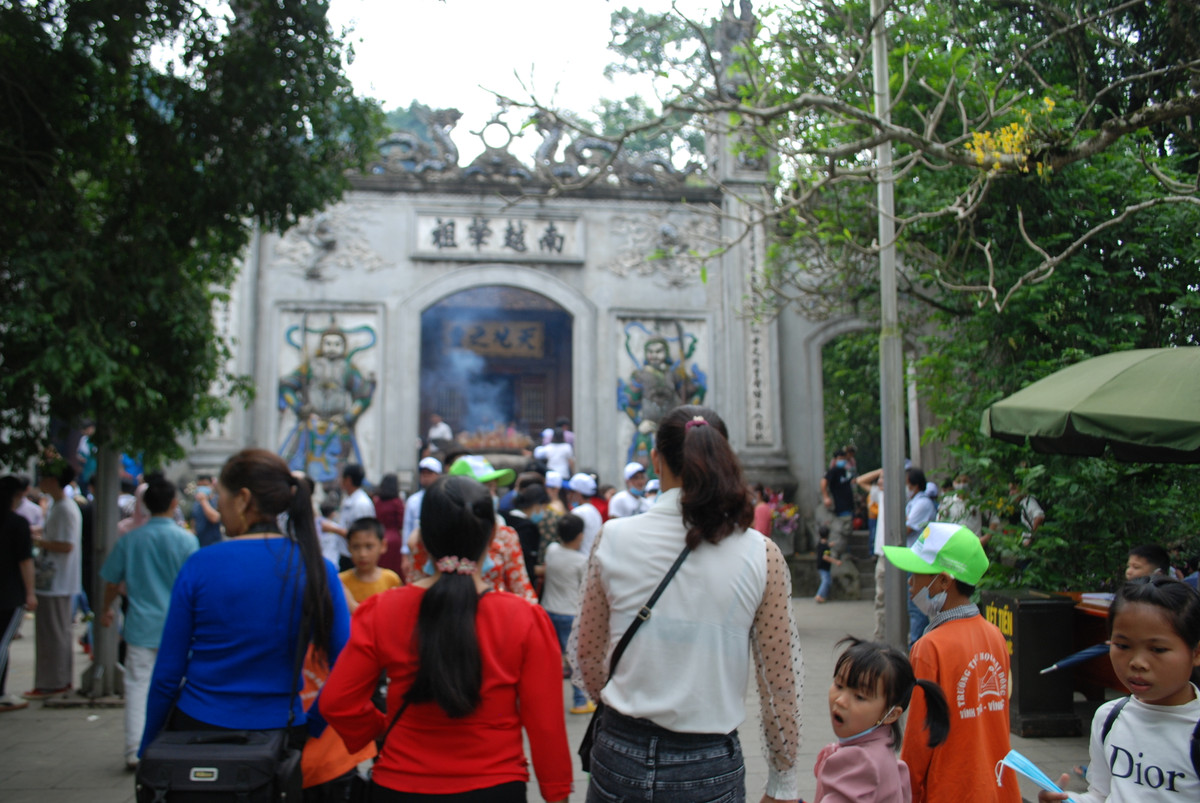 Dù chưa chính hội nhưng lượng khách đổ về khá đông.