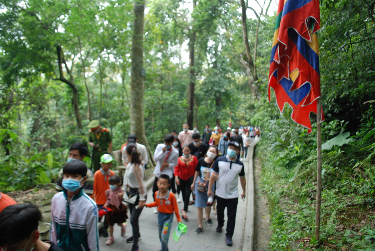 ''Đây là dịp để các thế hệ người dân Việt Nam ghi nhớ công lao của các bậc tiền nhân, là dịp để giáo dục con cháu, nhất là thế hệ trẻ về nguồn cội, tổ tiên, để từ đó cố gắng học tập, nêu cao tinh thần tương thân tương ái, sống có ích cho xã hội và cộng đồng'' - anh Lê Hồng Công chia sẻ.
