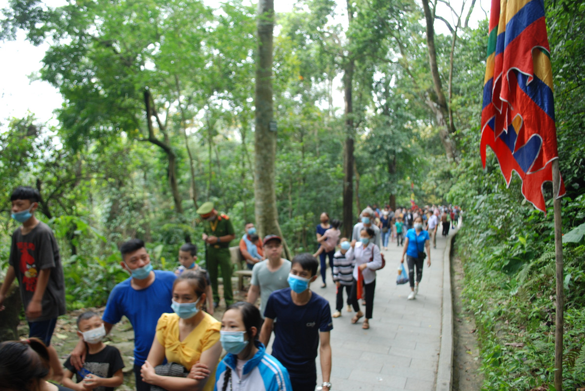 Hòa vào dòng người hướng vào Khu di tích lịch sử Đền Hùng gia đình anh Phan Hồng Công, ở Đoan Hùng (Phú Thọ) cho biết: Gia đình ai cũng phấn khởi. Đường sá thuận tiện, anh cùng gia đình đi từ Đoan Hùng nên đi lại cũng dễ dàng hơn, thời tiết trong thời gian diễn ra lễ hội năm nay diễn ra khá mát mẻ nên gia đình anh tham gia chuyến đi đều khỏe mạnh.