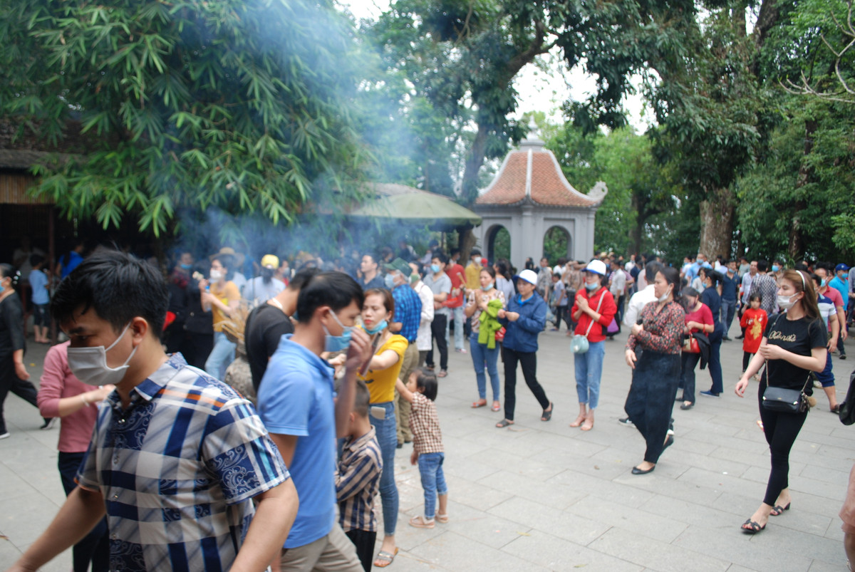 Người dân chủ động đeo khẩu trang phòng dịch COVID-19.