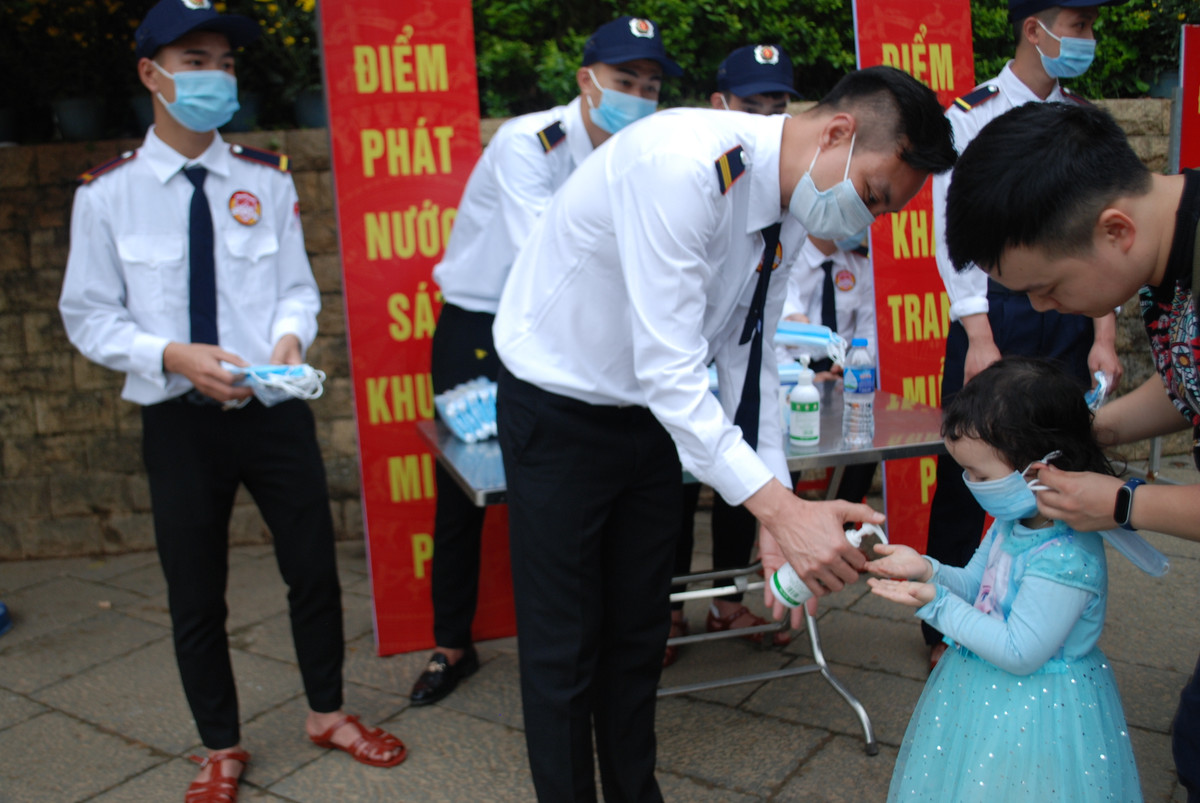 Để đảm bảo công tác phòng, chống dịch COVID-19, BQL Đền Hùng bố trí lực lượng làm công tác sát khuẩn, phát khẩu trang khi vào Đền.