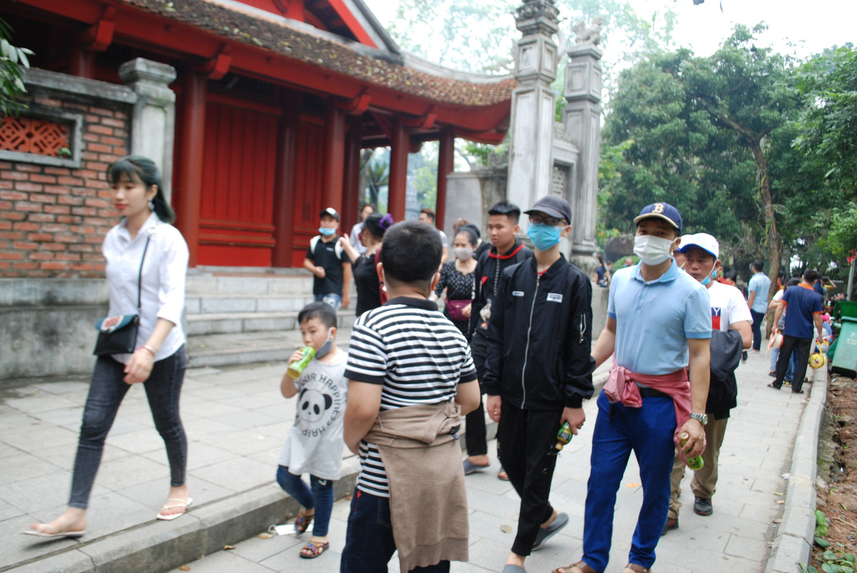 Các gia đình tranh thủ ngày cuối tuần để trẩy hội Đền Hùng.