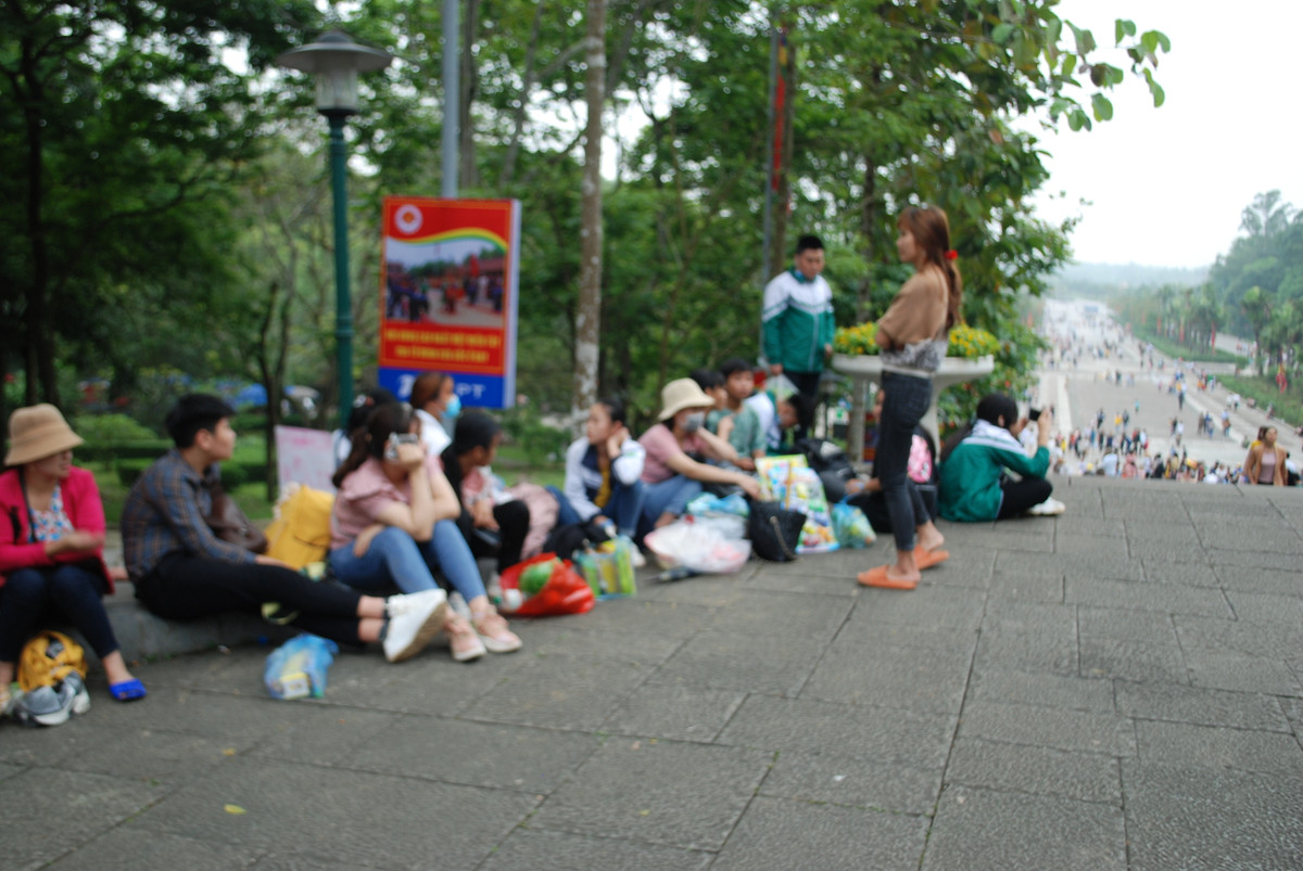 Chị Nguyễn Thị Hải, ở Thanh Xuân, (Hà Nội) chia sẻ: 'Tôi thấy khâu tổ chức năm nay rất là tốt, người dân đi lễ ý thức rất cao và chấp hành tốt công tác phòng chống dịch bệnh. Đặc biệt, người dân đi lễ hội không còn mê tín quá nhiều, thắp hương quá nhiều và mang đồ lễ quá nhiều mà họ chỉ thành kính thôi''.