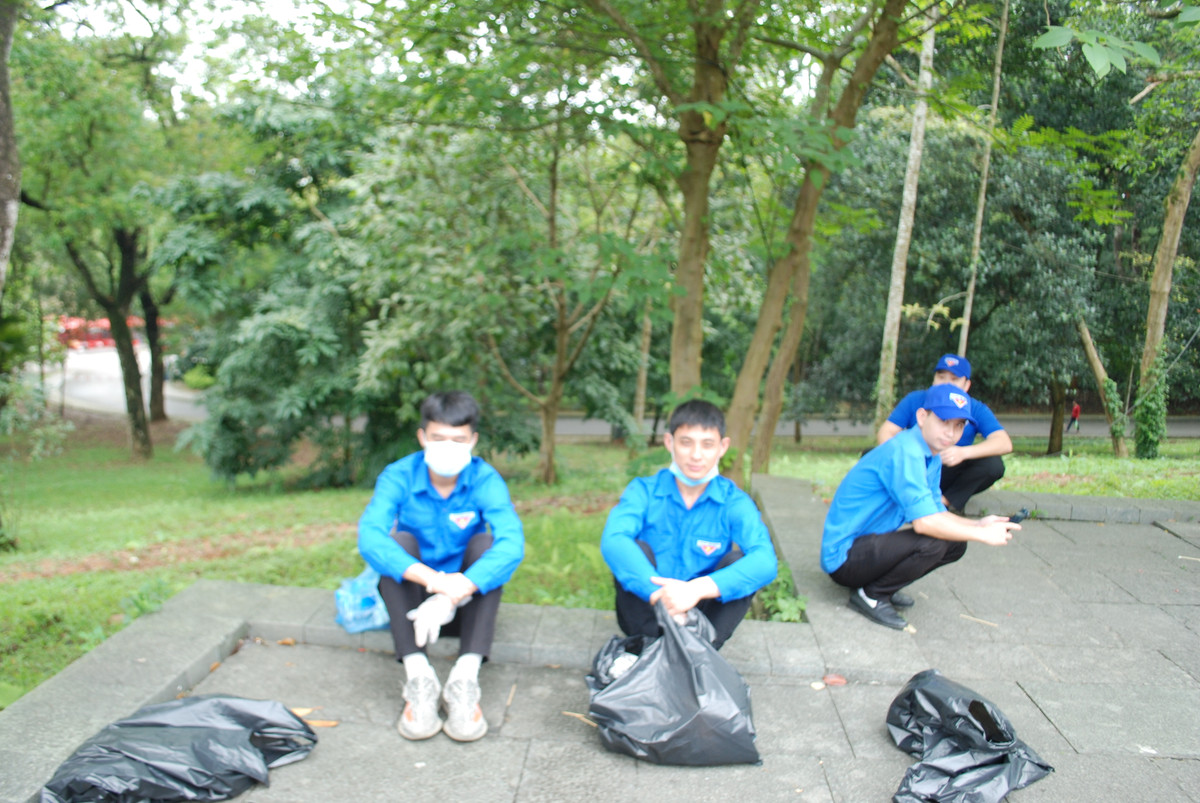 Do mọi năm người dân đến viếng Đền rất đông, kéo theo đó là lượng rác thải khổng lồ được xả ra. Năm nay, Đội Thanh niên tình nguyện tham gia đảm bảo công tác vệ sinh trong dịp Giỗ Tổ Hùng Vương năm 2021. Trực tiếp tham gia thu gom, tập kết rác thải và tuyên truyền để người dân, chủ hàng quán không vứt rác bừa bãi, bỏ rác đúng nơi quy định, bảo vệ cảnh quan môi trường.