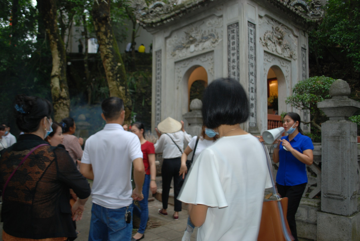 Du khách được tuyên truyền về cách phòng, chống dịch COVID-19 ngay tại Đền Hùng.