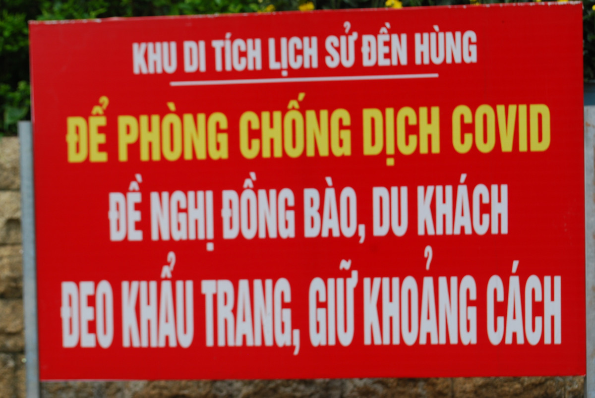 Các biển báo tuyên truyền, nhắc nhở người dân, du khách tuân thủ các biện pháp phòng chống dịch bệnh COVID-19 được tăng cường để nâng cao ý thức du khách.