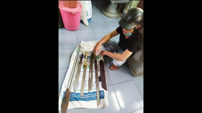  Bắt giữ nhóm côn đồ chém nhầm người: Khoảng 20h ngày 19/2/2021, Vũ Văn Minh (17 tuổi, quận Thanh Khê, Đà Nẵng) cùng 4 người bạn đến chơi tại Cung thể thao Tiên Sơn (quận Hải Châu, Đà Nẵng). Đến 21h30, Minh lấy xe máy ra về thì bị một nhóm 20 côn đồ đạp ngã xe, chém tới tấp. Hậu quả, Minh bị đa chấn thương, đứt gân chuỗi, vỡ xương bàn tay. Sau khi chém Minh nhóm côn đồ mới phát hiện là chém nhầm người. (Ảnh: Công Lý)