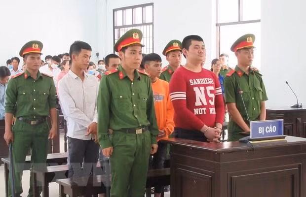  Nhóm đối tượng chém nhầm người đi đường: Trương Minh Khải và Nguyễn Ngọc Lâm (cùng trú ở xã Nhơn Hải, huyện Ninh Hải, Ninh Thuận) có mâu thuẫn từ trước nên hẹn khoảng 21h ngày 28/3/2020, đánh nhau ở tỉnh lộ 702. Lúc đó, anh Trần Văn An (SN 1991, huyện Ninh Hải) đi xe máy tới, nhóm Khải tưởng đó là người nhóm Lâm nên đã dùng cây mác chém anh An chết tại chỗ. Ngày 1/4, TAND Ninh Thuận tuyên án 38 năm tù cho 7 bị cáo. (Nguồn TTXVN)