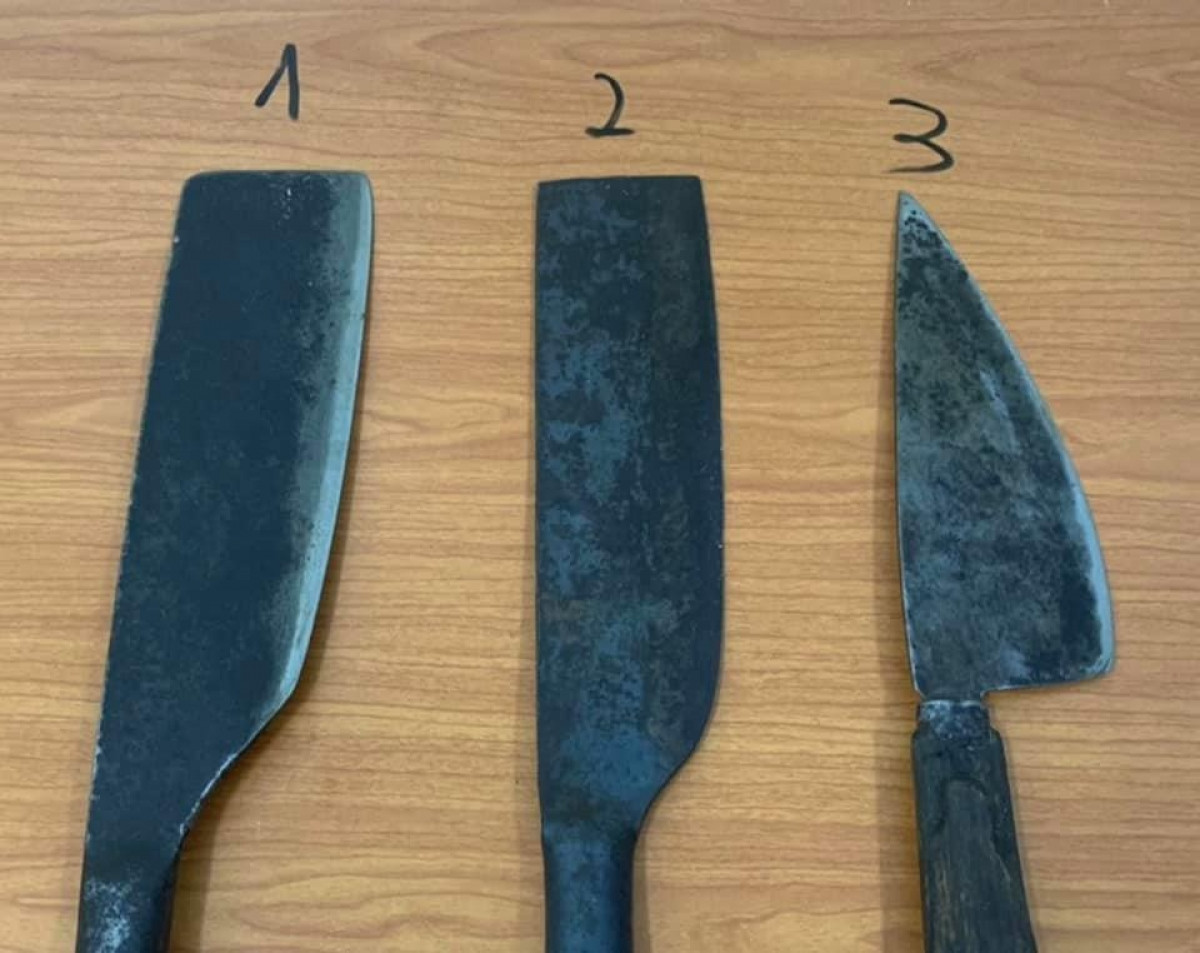  Vác dao đi giải quyết mâu thuẫn, chém nhầm người uống bia ven đường: Tối 2/11/2020, nhóm nhân viên bốc vác ở Ga Giáp Bát uống rượu tại nhà của Tài, sau đó đi uống cà phê trên đường Giải Phóng. Do uống say, Vương và nhóm bạn đã mâu thuẫn với một nhóm khác, Vương bàn với Tài và Hải về lấy dao quay lại trả thù. Đến khoảng 22h35 phút cùng ngày, 3 đối tượng không tìm thấy "đối thủ" nên đã lao vào chém 2 người đàn ông đang ngồi uống bia bên đường. Hậu quả khiến ông P. bị chém nhiều nhát phải đưa đi cấp cứu tại bệnh viện. (Ảnh: VOV)