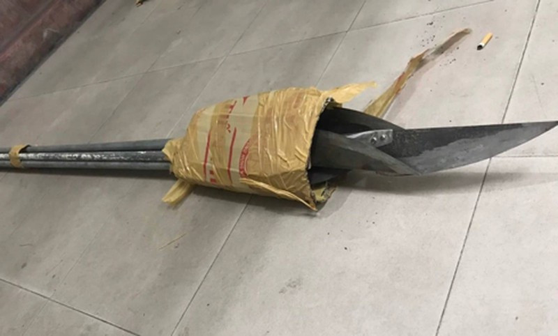  40 thanh niên chém nhầm ba người đi đường: Vào ngày lễ tình nhân 14/2/2020, Quốc Anh (trú tại Hà Nội) thấy người yêu cũ đăng ảnh chụp chung với bạn trai trên Facebook nên vào "bình luận gây sự". Hai bên hẹn gặp nhau vào tối 15/2 ở quận Hoàng Mai. Quốc Anh đã rủ 40 thanh niên, chuẩn bị khoảng 20 tuýp sắt gắn dao phóng lợn. Khoảng 23h50 cùng ngày, thấy một xe máy chở ba người đi qua, cả nhóm đuổi theo, tấn công. Khi ba nạn nhân ngã ra đường, cả nhóm phát hiện nhầm người. (Ảnh minh họa)